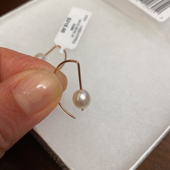 Rose gold and pearl drop earrings - Picture 3 of 3